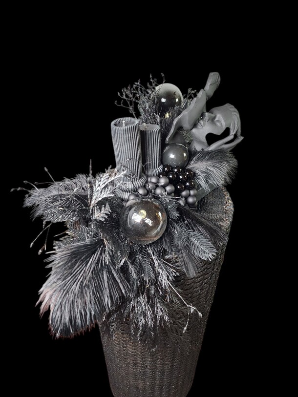 Новогодняя композиция в чёрном цвете, артикул F1360587 - 12000 рублей, доставка по городу. Flawery - доставка цветов