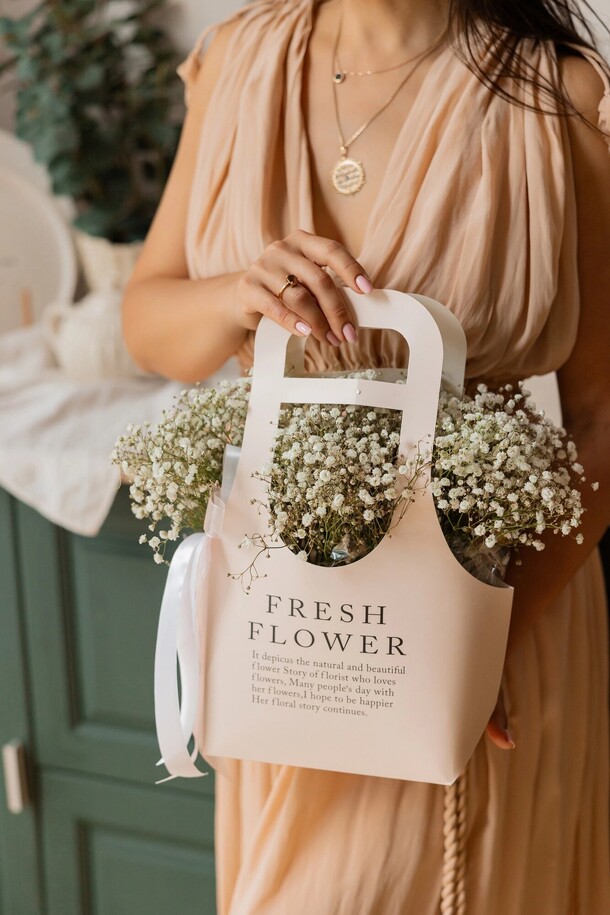 Сумочка с гипсофилой, артикул F1264312 - 3042 рублей, доставка по городу. Flawery - доставка цветов