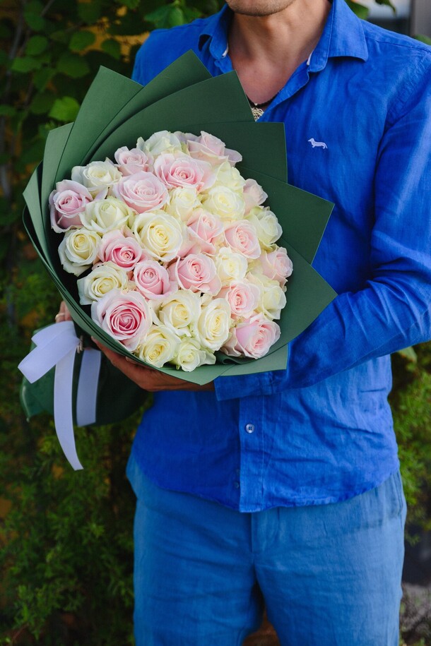 31 роза 60 см в фоамиране, артикул F1264320 - 6700 рублей, доставка по городу. Flawery - доставка цветов