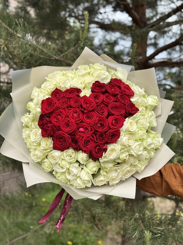 Букет "сердце" из 101 розы, артикул F1264323 - 21800 рублей, доставка по городу. Flawery - доставка цветов