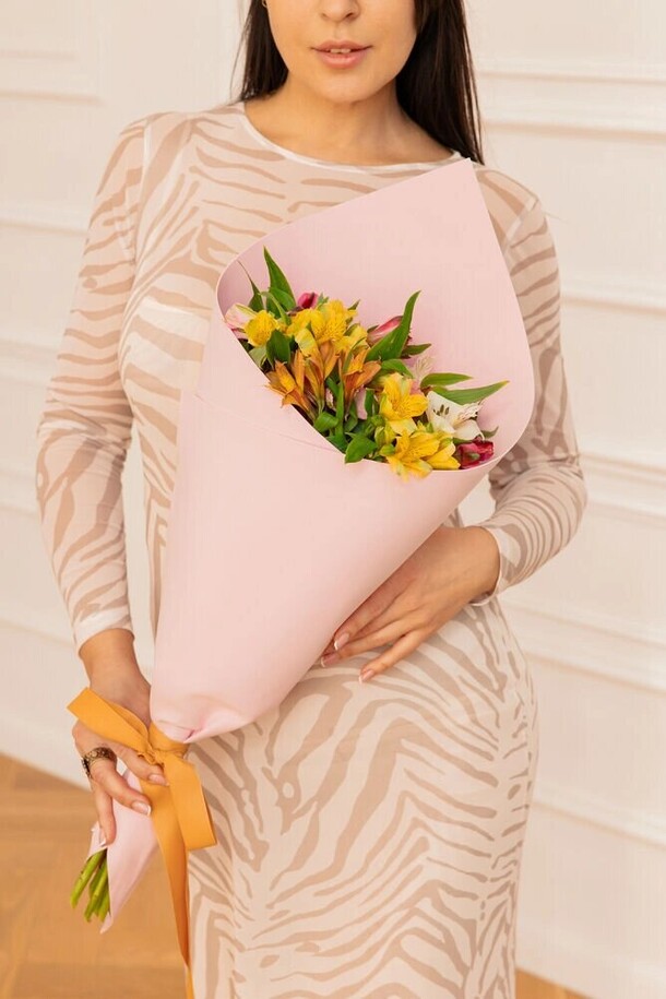 Букет из 9 альстромерий, артикул F1264366 - 2528 рублей, доставка по городу. Flawery - доставка цветов