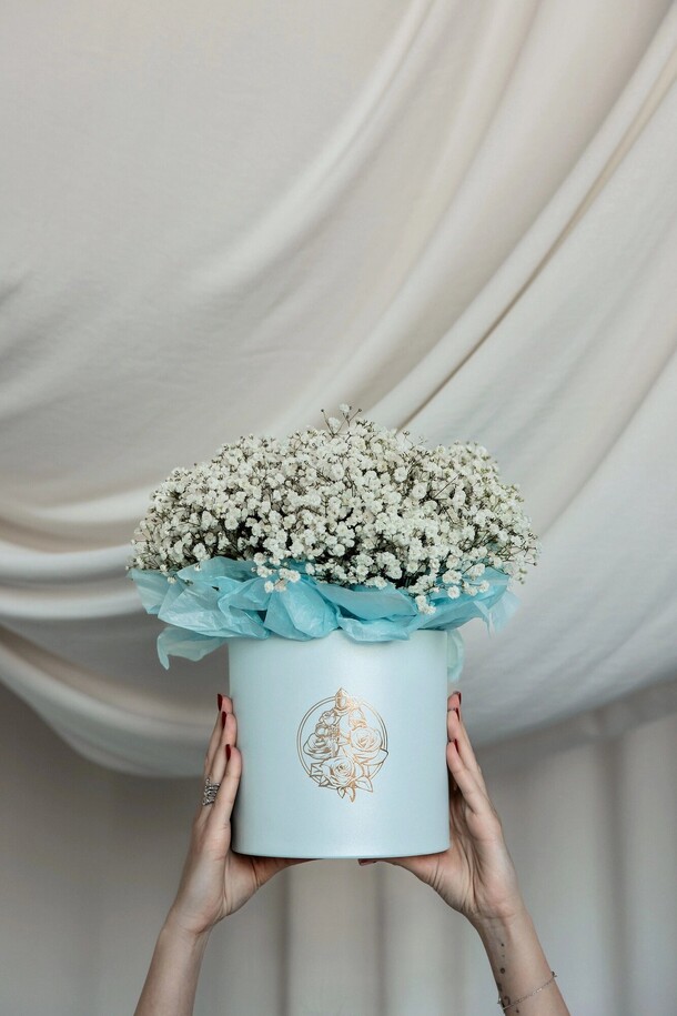 Гипсофила в шляпной коробке м, артикул F1264487 - 3840 рублей, доставка по городу. Flawery - доставка цветов