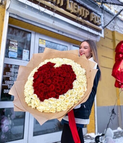 Букет "сердце" из 201 розы, артикул F1264491 - 45057 рублей, доставка по городу. Flawery - доставка цветов