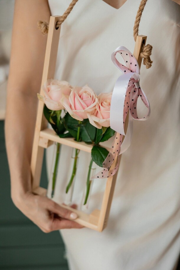 Каретка-комплимент на 3 розы, артикул F1284801 - 1085 рублей, доставка по городу. Flawery - доставка цветов