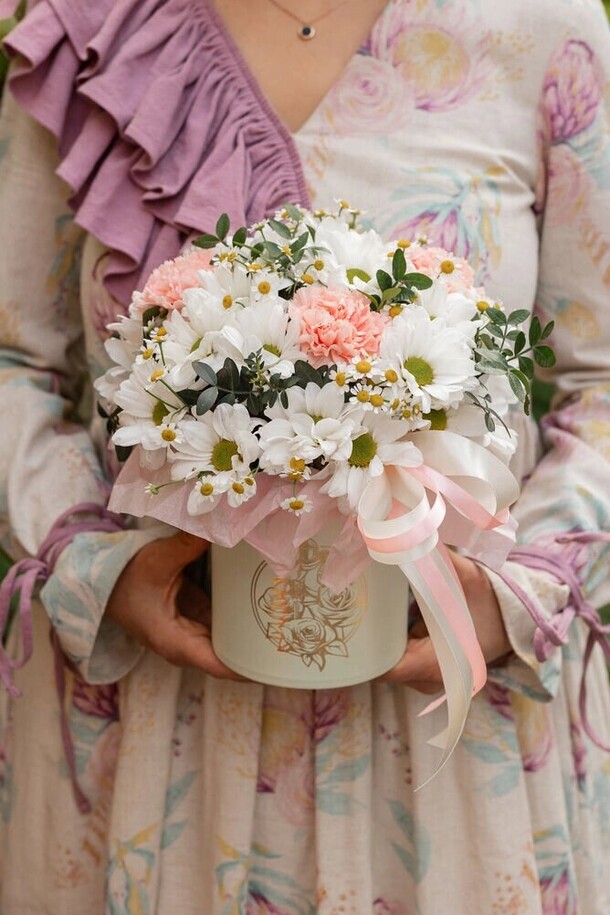 Композиция-комплимент с диантусами и хризантемой в шляпной коробке, артикул F1419695 - 3314 рублей, доставка по городу. Flawery - доставка цветов