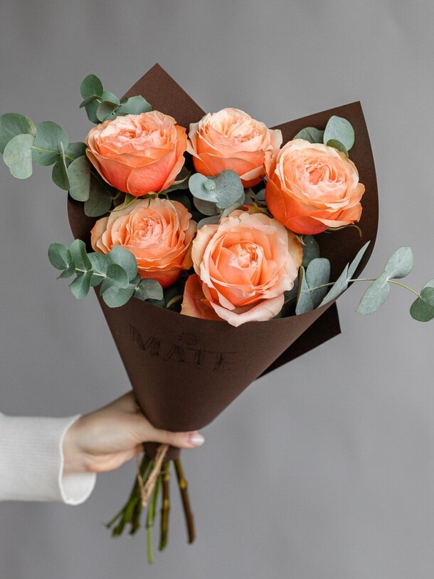 Букет из пионовидных роз и эвкалипта mf778, артикул F1364493 - 4900 рублей, доставка по городу. Flawery - доставка цветов