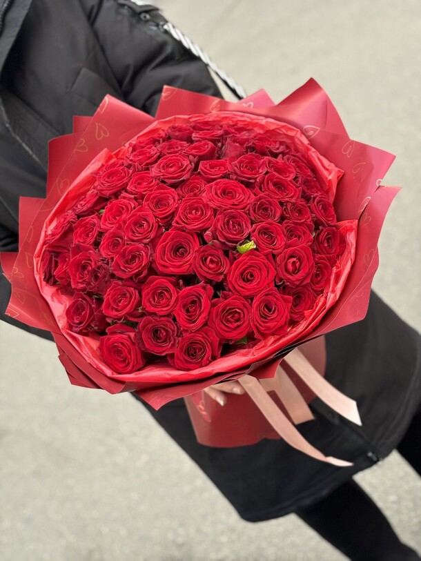 Букет роз 59 шт, артикул F1360849 - 8800 рублей, доставка по городу. Flawery - доставка цветов