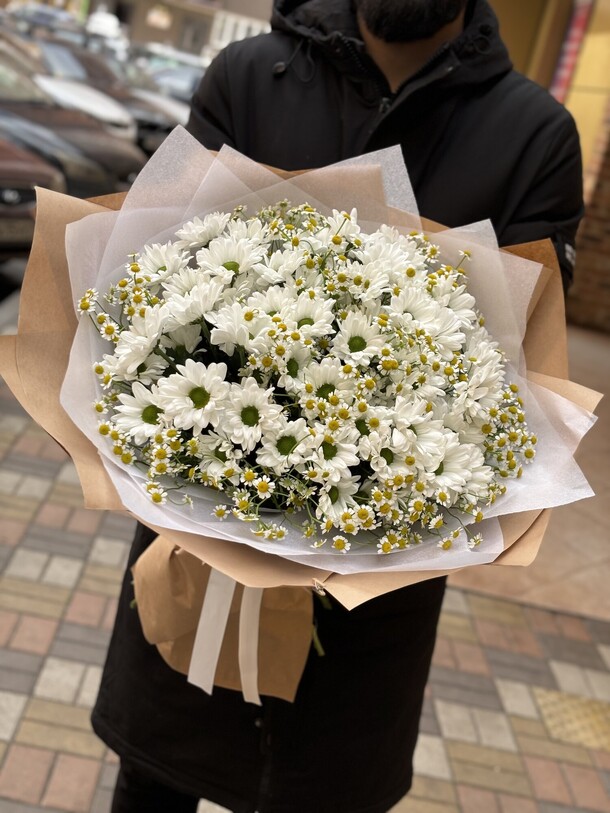 Хризантема с ромашкой полевой букет, артикул F1360851 - 4900 рублей, доставка по городу. Flawery - доставка цветов