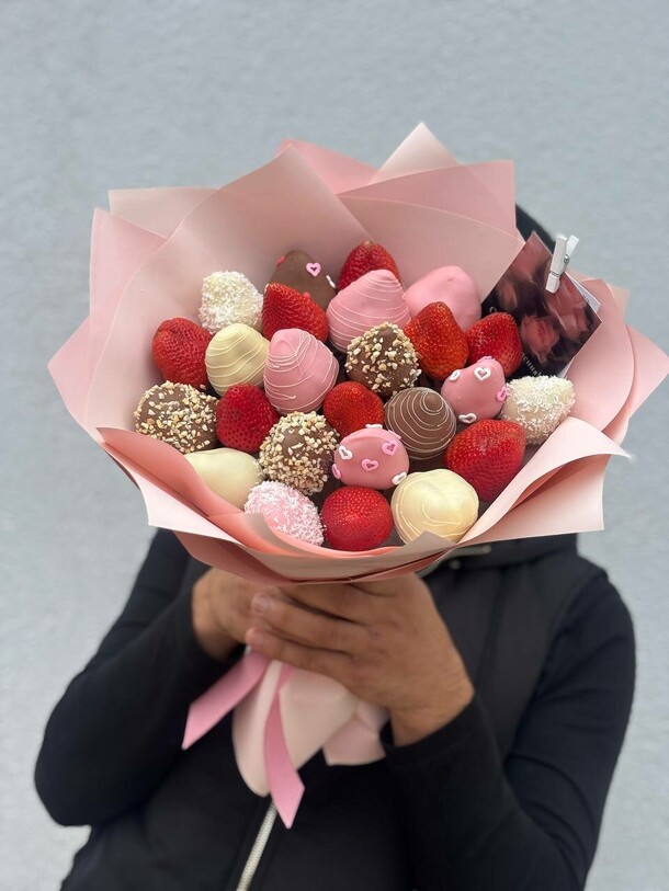 Клубника в шоколаде букет, артикул F1421953 - 4550 рублей, доставка по городу. Flawery - доставка цветов