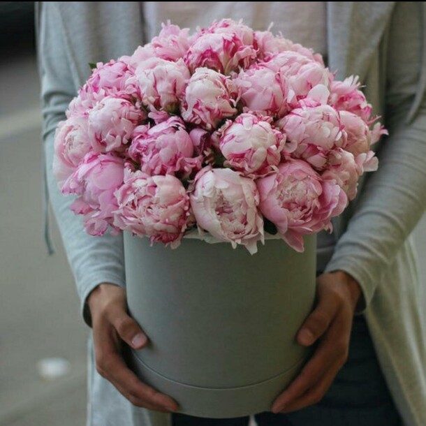 Шикарная коробка 25 пионов, артикул F1066155 - 29150 рублей, доставка по городу. Flawery - доставка цветов