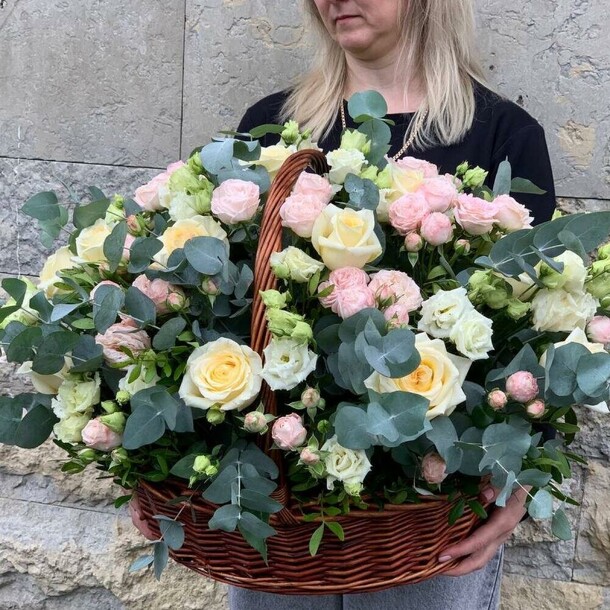 Кoрзинa c цвeтaми, артикул F1213540 - 26150 рублей, доставка по городу. Flawery - доставка цветов