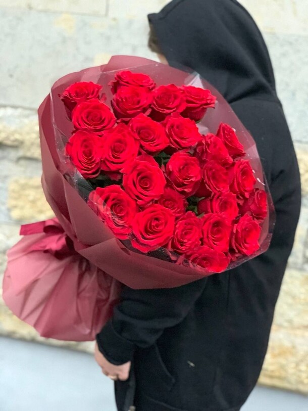 25 красных роз премиум в дизайнерской упаковке (e138), артикул F1351096 - 10850 рублей, доставка по городу. Flawery - доставка цветов