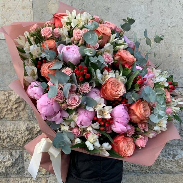 Шикарный букет с пионами сара бернар, розой, альстромерией и эвкалиптом (e330), артикул F1434322 - 29350 рублей, доставка по городу. Flawery - доставка цветов