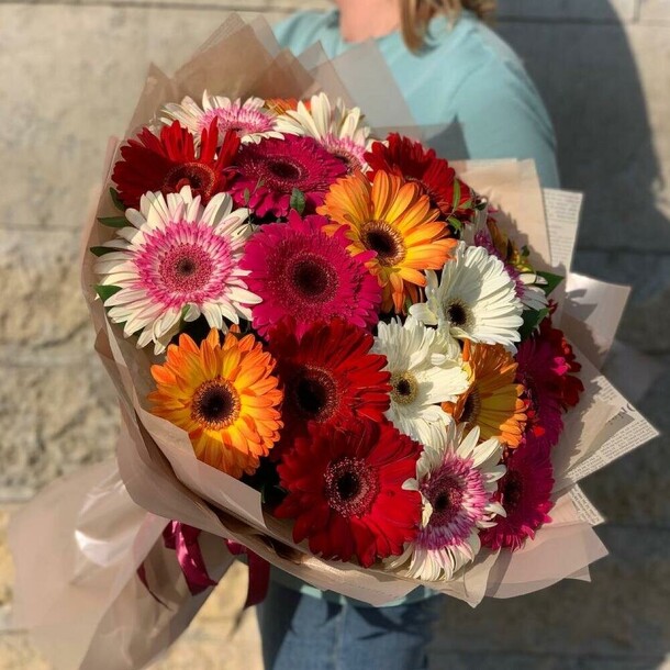 Яркий букет гербер 25 шт с зеленью (e205), артикул F1536293 - 8400 рублей, доставка по городу. Flawery - доставка цветов