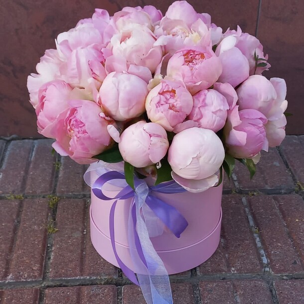 Ароматная коробка из 31 пиона, артикул F36909 - 35850 рублей, доставка по городу. Flawery - доставка цветов