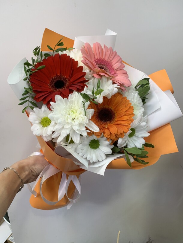 Герберы и хризантемы, артикул F1365684 - 3950 рублей, доставка по городу. Flawery - доставка цветов