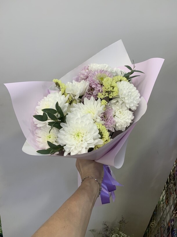 Снежинки - хризантемы, артикул F1365700 - 2990 рублей, доставка по городу. Flawery - доставка цветов