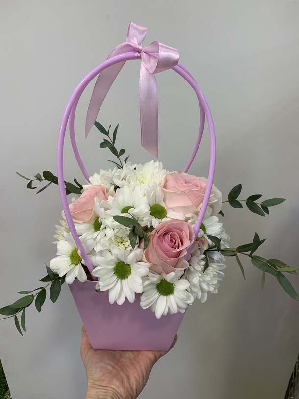 Цветы в сумочке, артикул F1365705 - 1650 рублей, доставка по городу. Flawery - доставка цветов