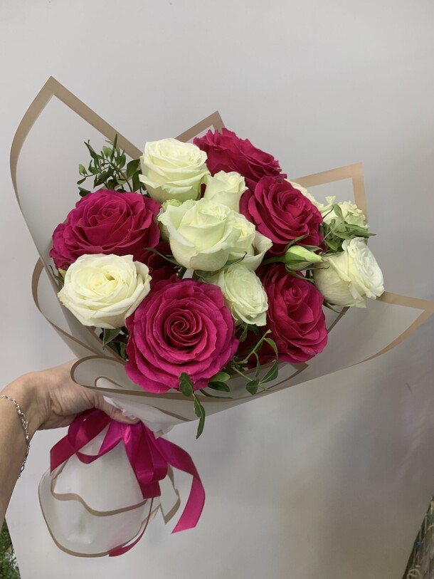 Микс кустовых и больших роз, артикул F1365763 - 3590 рублей, доставка по городу. Flawery - доставка цветов