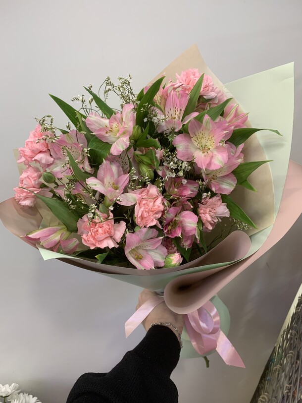 Альстромерия розовая, артикул F1365770 - 3250 рублей, доставка по городу. Flawery - доставка цветов