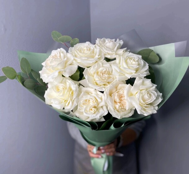 Белые розы и эвкалипт, артикул F1392372 - 5350 рублей, доставка по городу. Flawery - доставка цветов