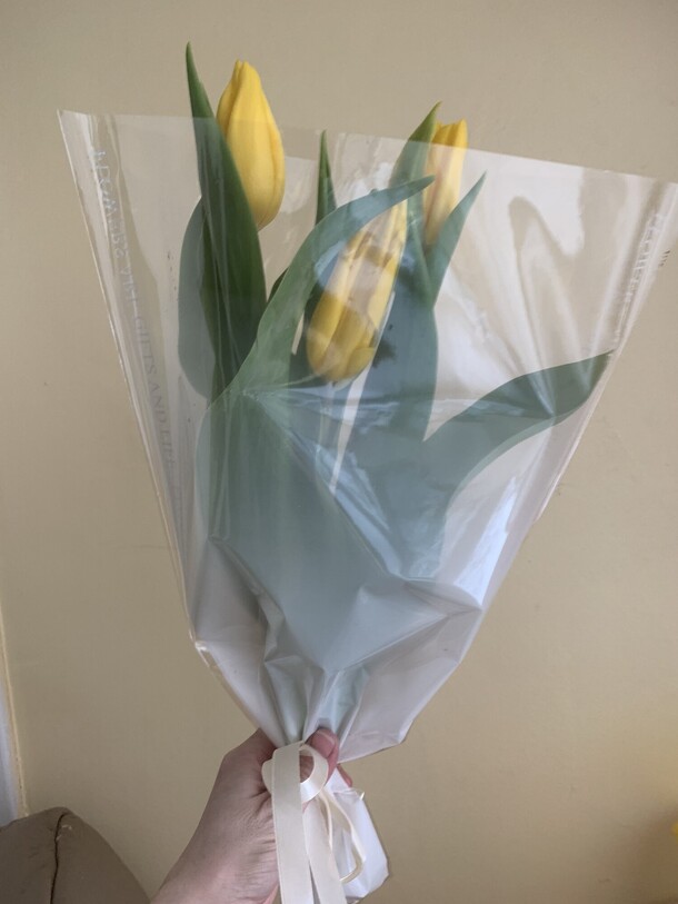 3 желтых тюльпана, артикул F1392374 - 800 рублей, доставка по городу. Flawery - доставка цветов