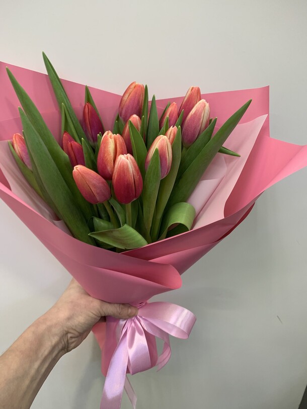 Яркие тюльпаны, артикул F1392377 - 3990 рублей, доставка по городу. Flawery - доставка цветов
