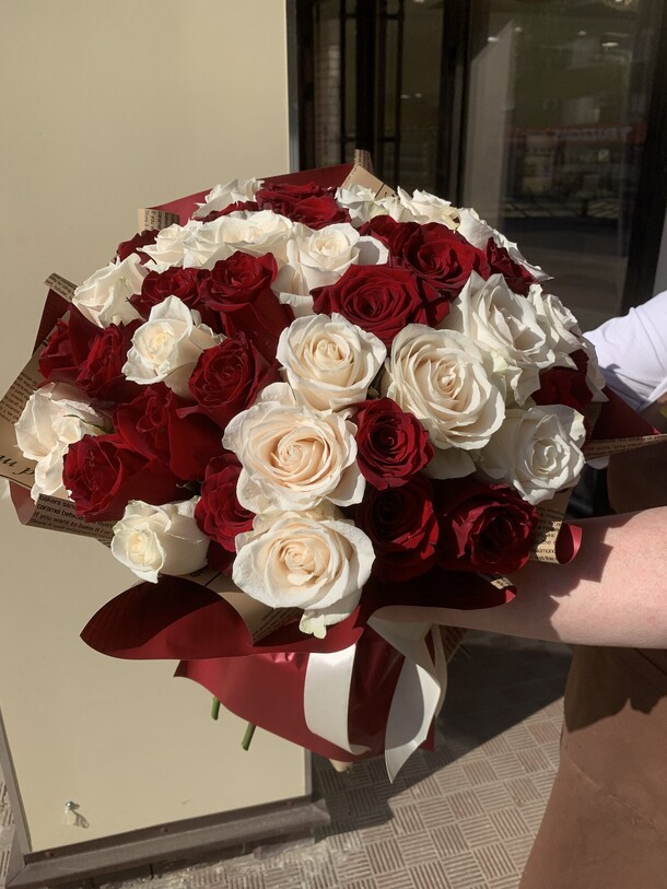 51 роза, артикул F1450683 - 15990 рублей, доставка по городу. Flawery - доставка цветов