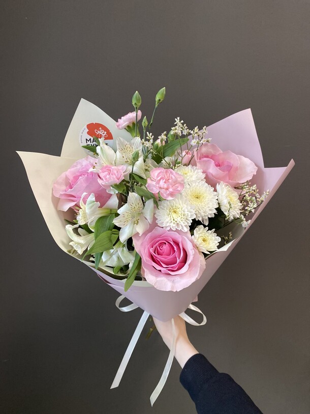 Светлый букет из роз, альстромерии, гвоздики, хризантемы, лимониума, артикул F1204066 - 3750 рублей, доставка по городу. Flawery - доставка цветов
