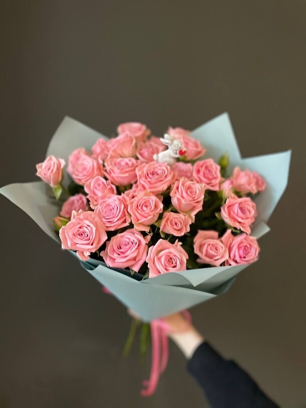 Букет из розовых роз с топпером, артикул F1204103 - 3250 рублей, доставка по городу. Flawery - доставка цветов