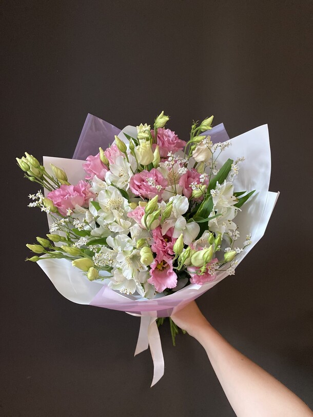 Букет их эустомы и альстромерии, артикул F1204127 - 3750 рублей, доставка по городу. Flawery - доставка цветов