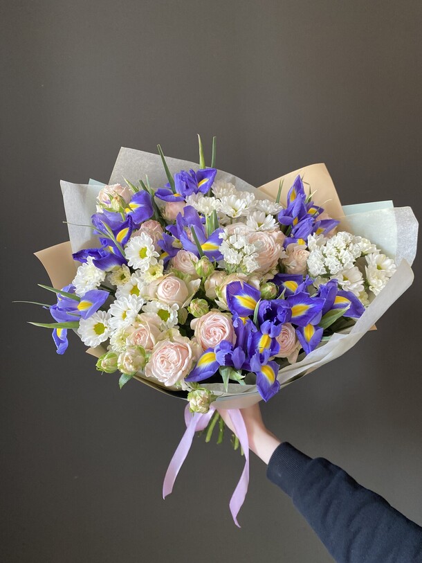 Букет с ирисами, кустовыми розами и хризантемами, артикул F1204279 - 4900 рублей, доставка по городу. Flawery - доставка цветов