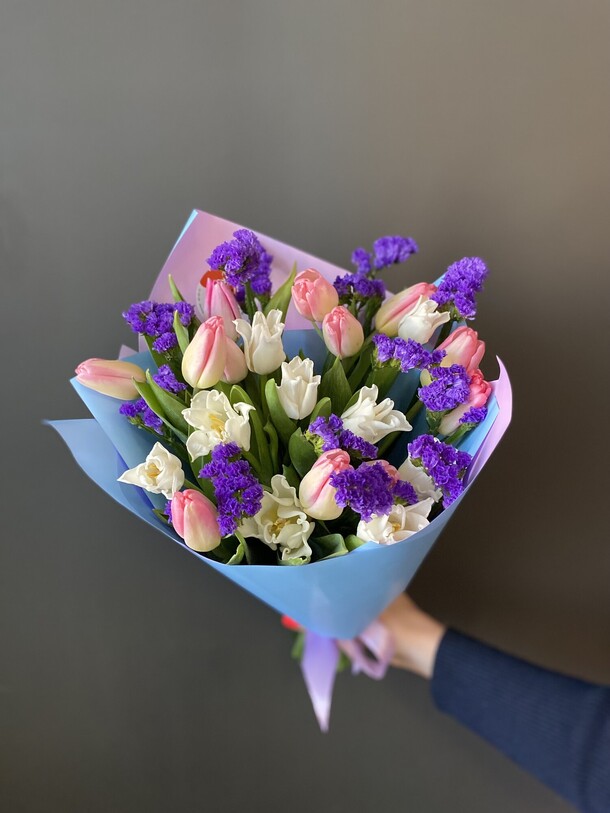 Букет из 15 тюльпанов и статицы, артикул F1259868 - 4650 рублей, доставка по городу. Flawery - доставка цветов