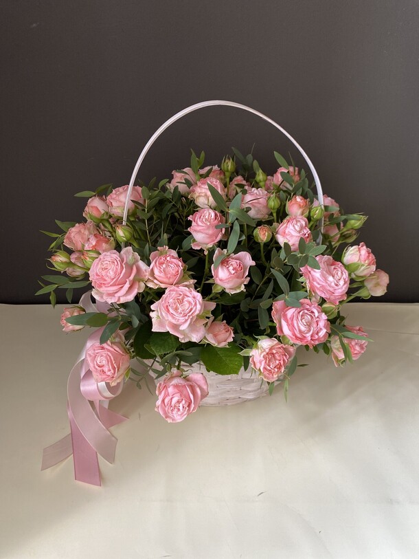 Корзина с розовыми кустовыми розами, артикул F1265985 - 4300 рублей, доставка по городу. Flawery - доставка цветов