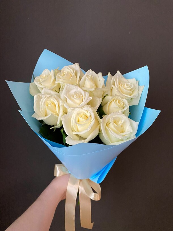 Букет из 9 белых роз, артикул F1297680 - 3300 рублей, доставка по городу. Flawery - доставка цветов