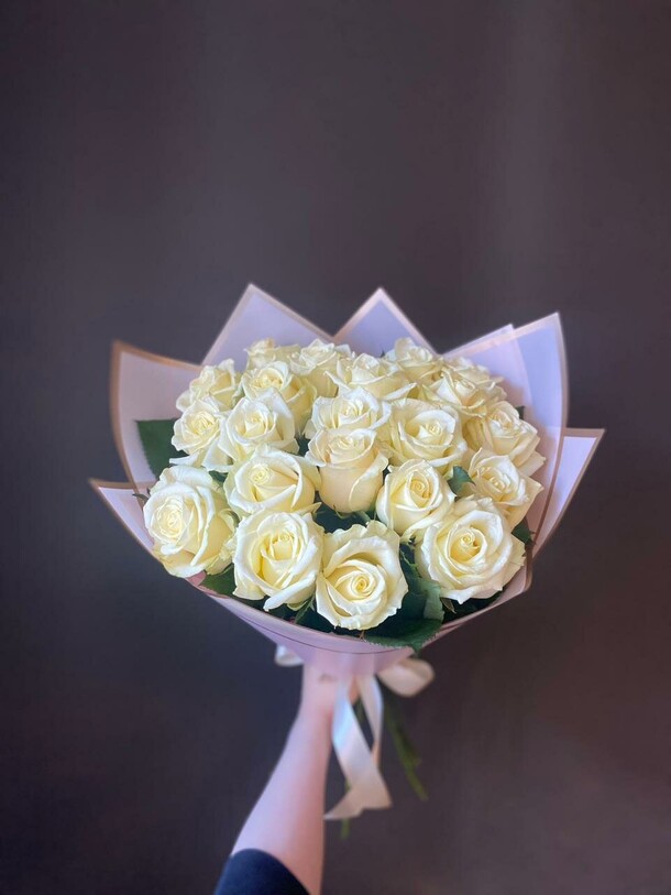 Букет из 21 белой розы, артикул F1297944 - 5370 рублей, доставка по городу. Flawery - доставка цветов