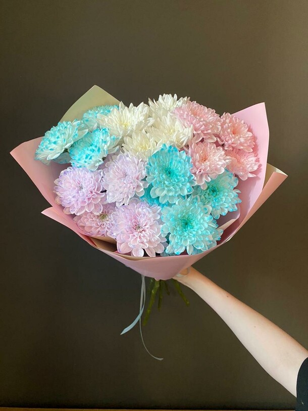 Букет из радужных хризантем, артикул F1297999 - 3150 рублей, доставка по городу. Flawery - доставка цветов