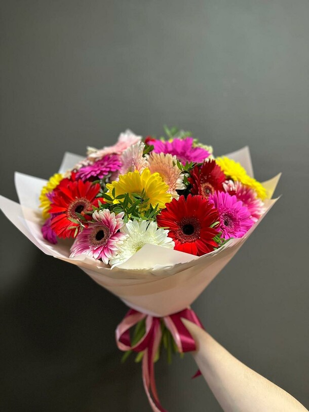 Букет из 21 герберы, артикул F1301455 - 7490 рублей, доставка по городу. Flawery - доставка цветов