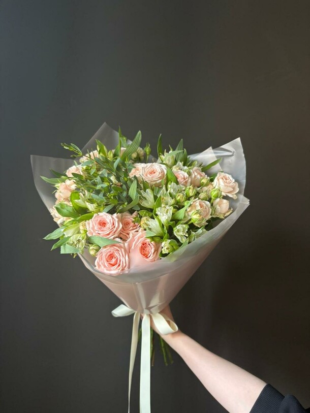 Букет с кустовыми розами и альстромериями, артикул F1478730 - 4600 рублей, доставка по городу. Flawery - доставка цветов