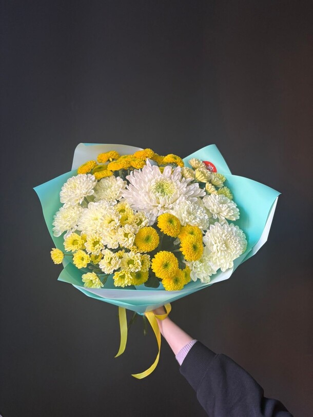 Букет из одноголовых и кустовых хризантем, артикул F1478845 - 3500 рублей, доставка по городу. Flawery - доставка цветов