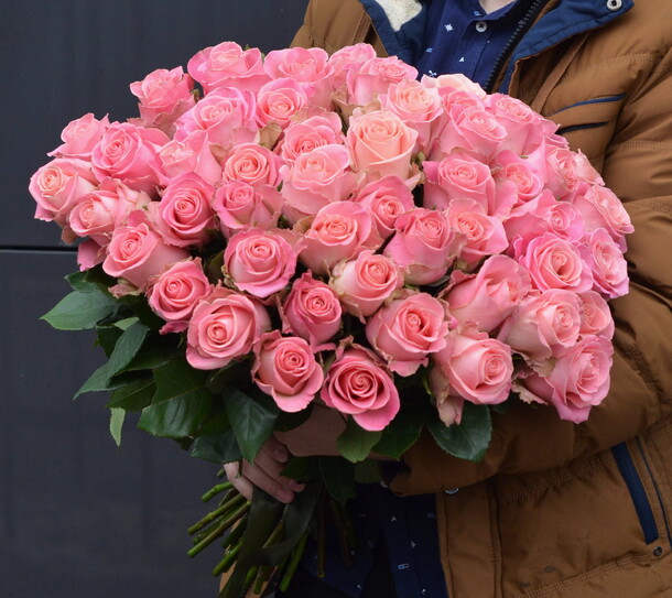 51 розовая роза, артикул F66229 - 15300 рублей, доставка по городу. Flawery - доставка цветов