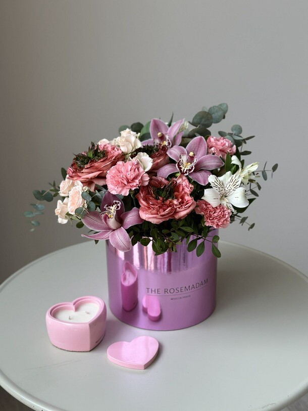 Цветочная композиция с розами мандарин и орхидеями, артикул F1381396 - 8400 рублей, доставка по городу. Flawery - доставка цветов