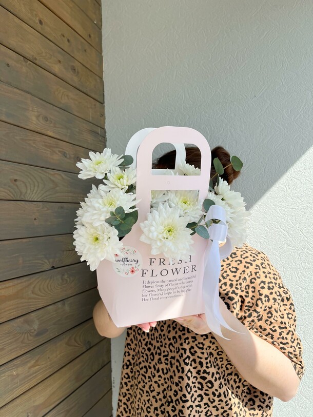 Сумочка хризантем, артикул F1408354 - 2500 рублей, доставка по городу. Flawery - доставка цветов