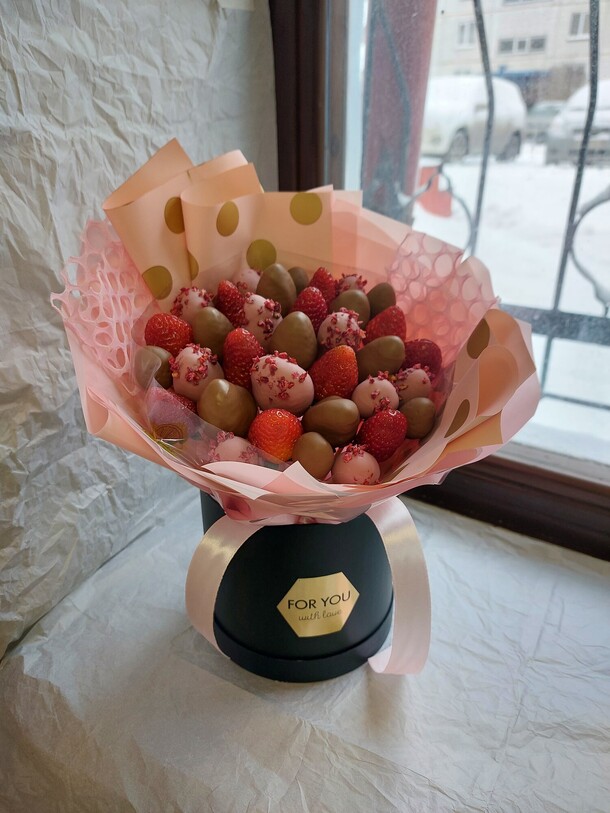 Букет с клубникой в шоколаде, артикул F1364554 - 5731 рублей, доставка по городу. Flawery - доставка цветов