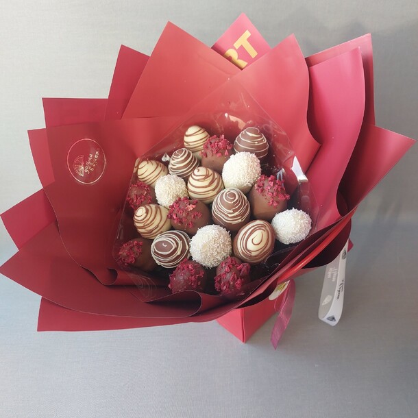 Букет с клубникой в шоколаде "caramel", артикул F1365018 - 6270 рублей, доставка по городу. Flawery - доставка цветов