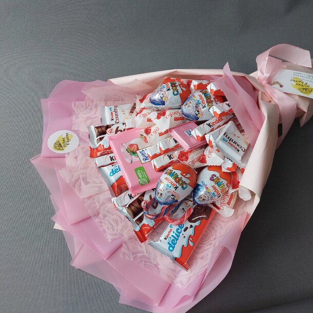 Букет со сладостями "мега киндер", артикул F1385881 - 6820 рублей, доставка по городу. Flawery - доставка цветов