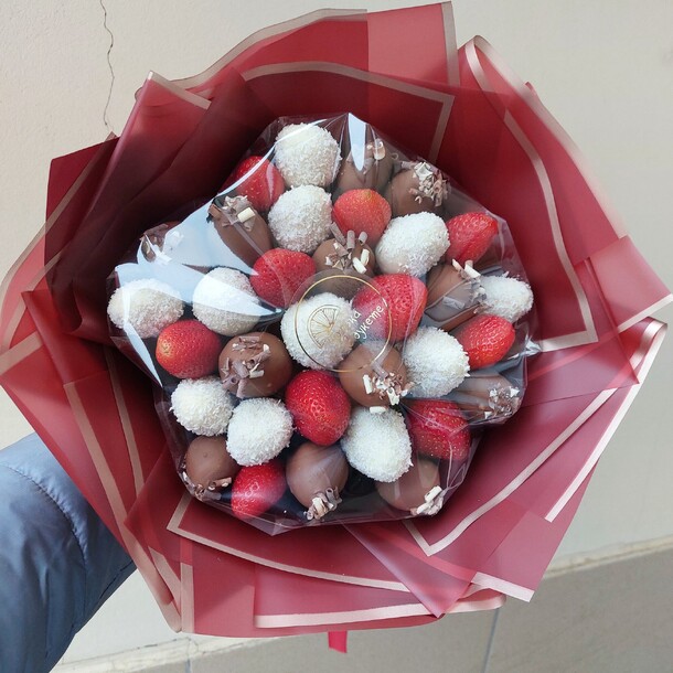 Букет с клубникой в шоколаде, артикул F1481760 - 5885 рублей, доставка по городу. Flawery - доставка цветов