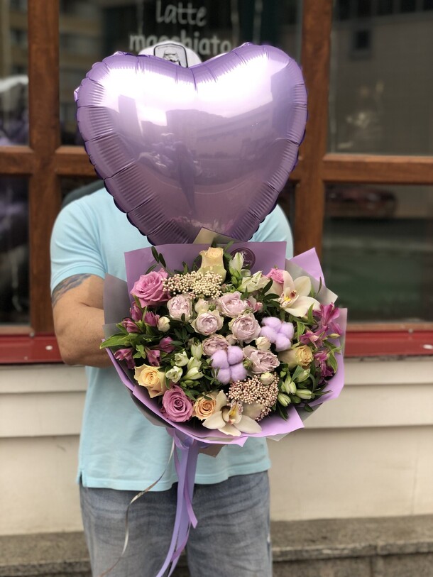Букет амстердам + шарик, артикул F1072757 - 6900 рублей, доставка по городу. Flawery - доставка цветов