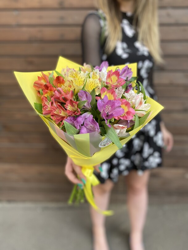 Букет этюд из альстромерий, артикул F1074351 - 3345 рублей, доставка по городу. Flawery - доставка цветов