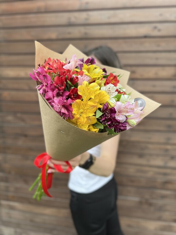 Букет 11 альстромерий в крафте, артикул F107878 - 3800 рублей, доставка по городу. Flawery - доставка цветов